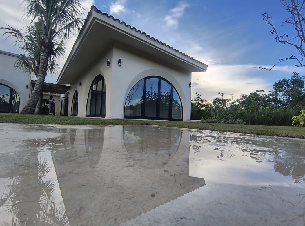 Cancelería Rolada Serie 70 - Perfiles de aluminio curvados a medida para proyectos arquitectónicos únicos y diseños vanguardistas.